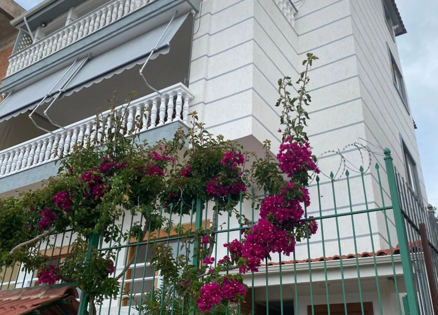 Suit Yourself Apartment Sarande 0*,